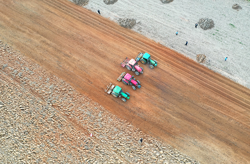 Agricultural machinery helps farmers plant sugarcane efficiently in S China's Guangxi