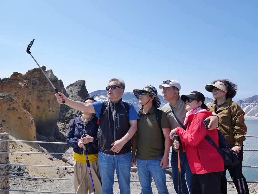 Tianchi Lake in NE China melts back to life