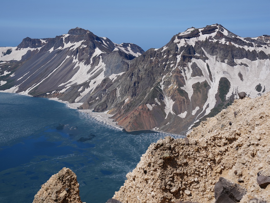 Tianchi Lake in NE China melts back to life