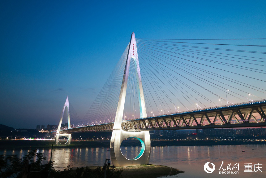 Chongqing's new iconic bridge draws visitors with futuristic design