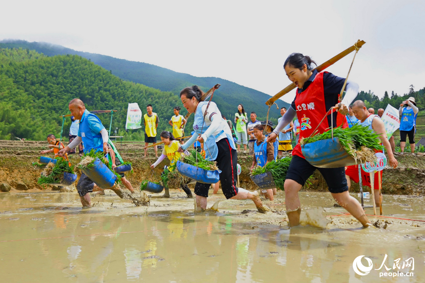 Villagers enjoy fun sports meet in terraced fields in Chongyi, E China's Jiangxi