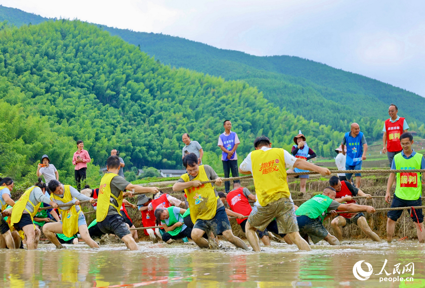 Villagers enjoy fun sports meet in terraced fields in Chongyi, E China's Jiangxi