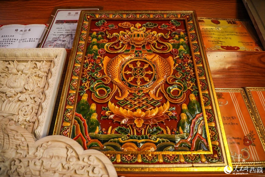 Inheritor promotes Shidiao woodcarving in SW China's Xizang