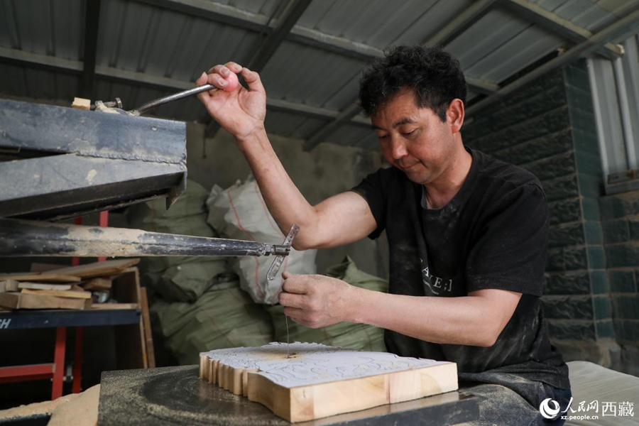 Inheritor promotes Shidiao woodcarving in SW China's Xizang