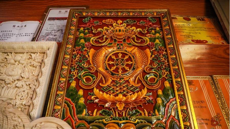Inheritor promotes Shidiao woodcarving in SW China's Xizang
