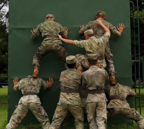 Power of unity: Soldiers conquer 4-meter-high wall