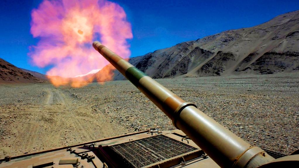 Self-propelled mortar howitzer opens fire in training