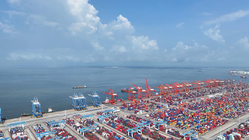 A glimpse of an automated container terminal in S China's Guangxi