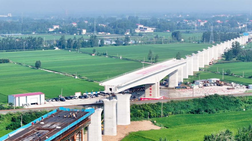 T-beam rotated into place on Shuhe River super major bridge in N China