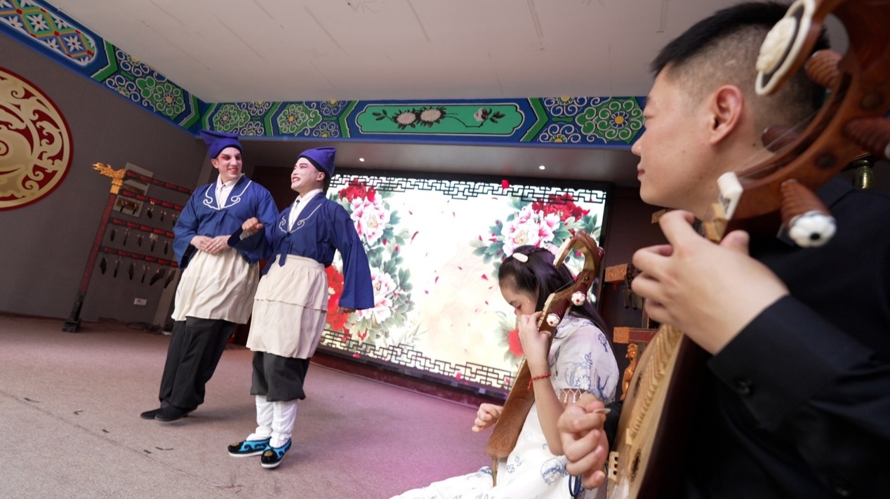 外專體驗柳琴戲。人民網(wǎng)記者 蘇纓翔攝