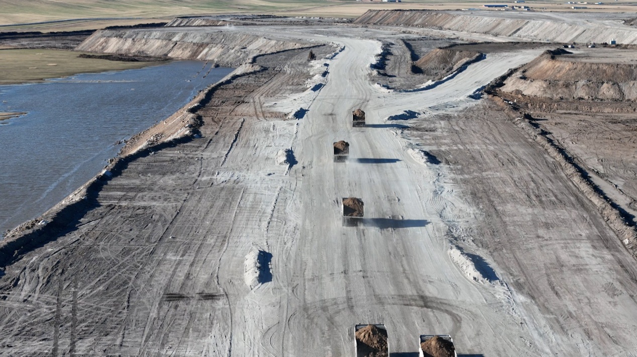 無人電動礦卡行駛在華能伊敏露天礦區(qū)。采訪單位供圖