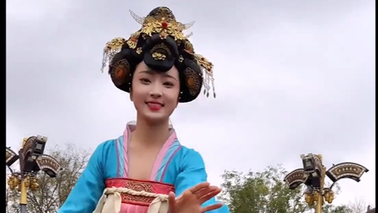 All eyes on the roly-poly lady