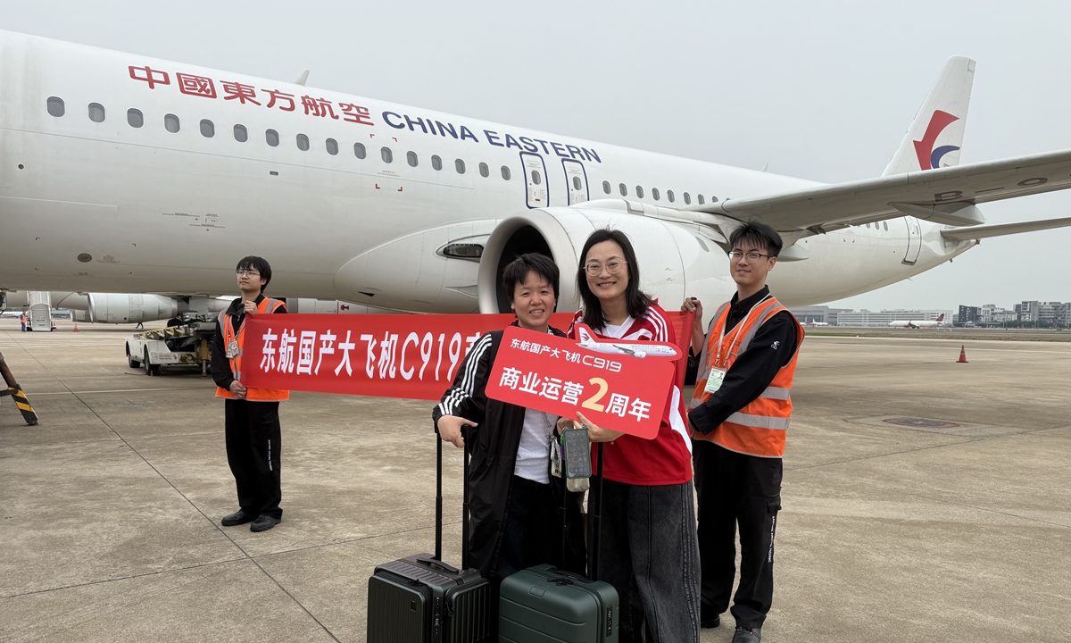 Passengers pose for a photo in front of a C919 aircraft before their flight from Shanghai to Chengdu, Southwest China's Sichuan Province on May 28, 2025. Photo: Courtesy of China Eastern Airlines