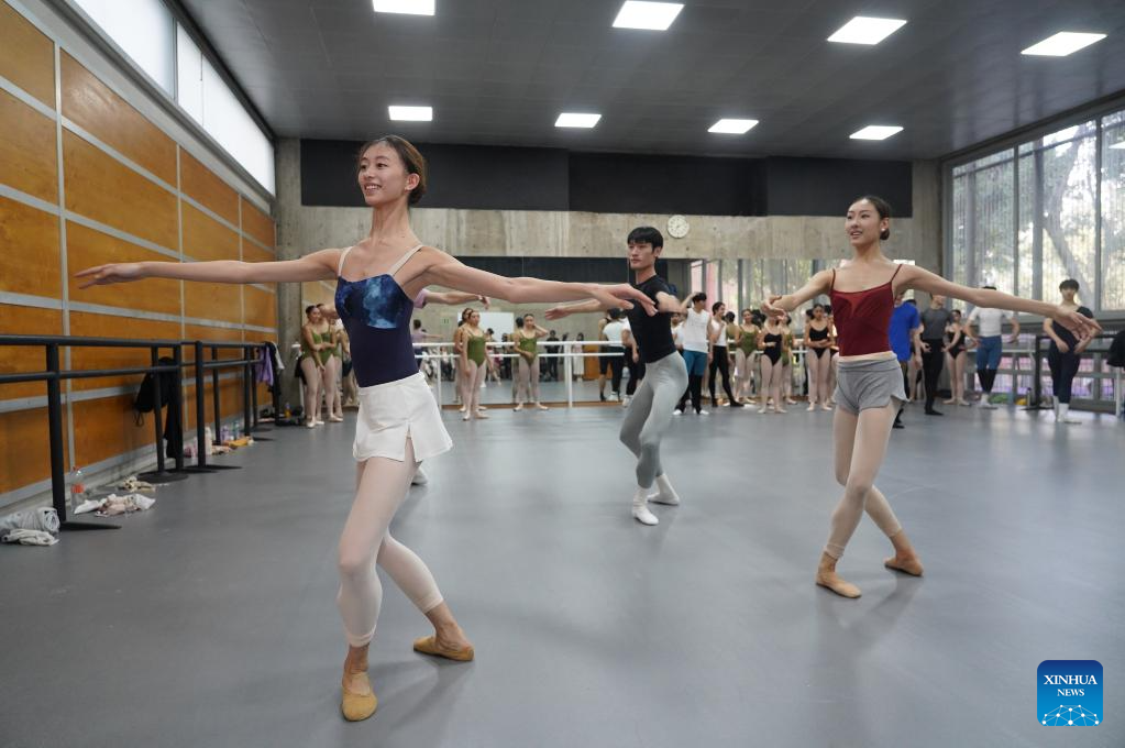 National Ballet of China gives masterclass to students of dance schools in Mexico City