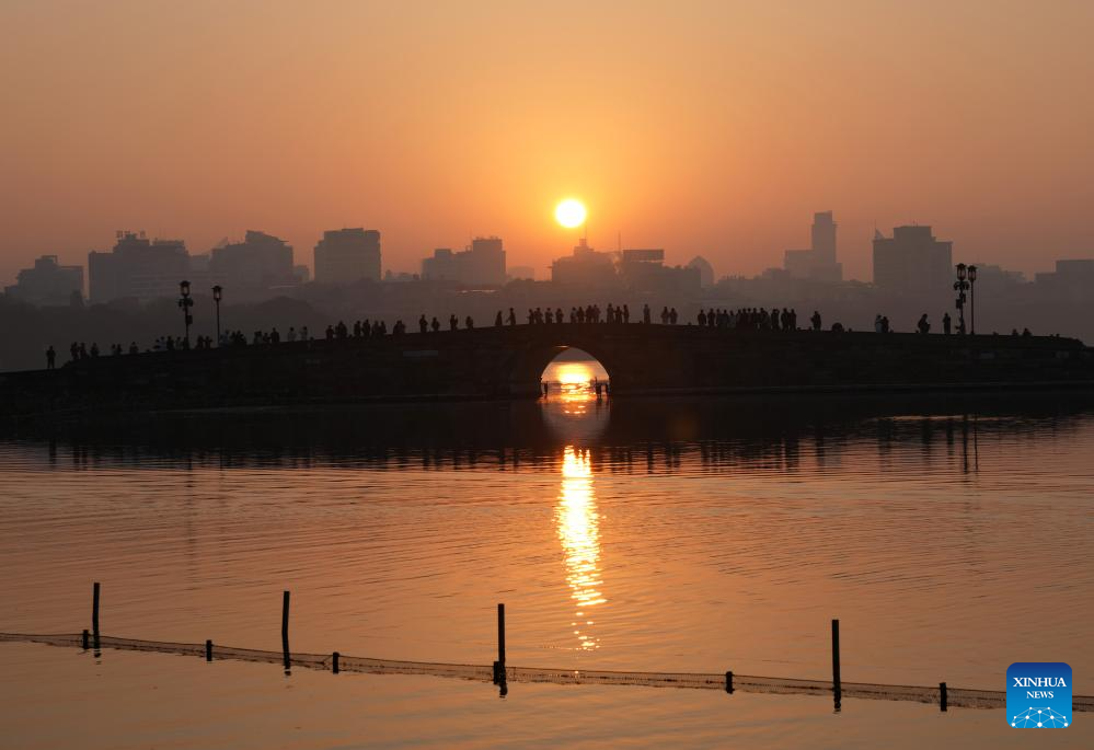 Tourists enjoy winter scenery at West Lake scenic area in Hangzhou, E China
