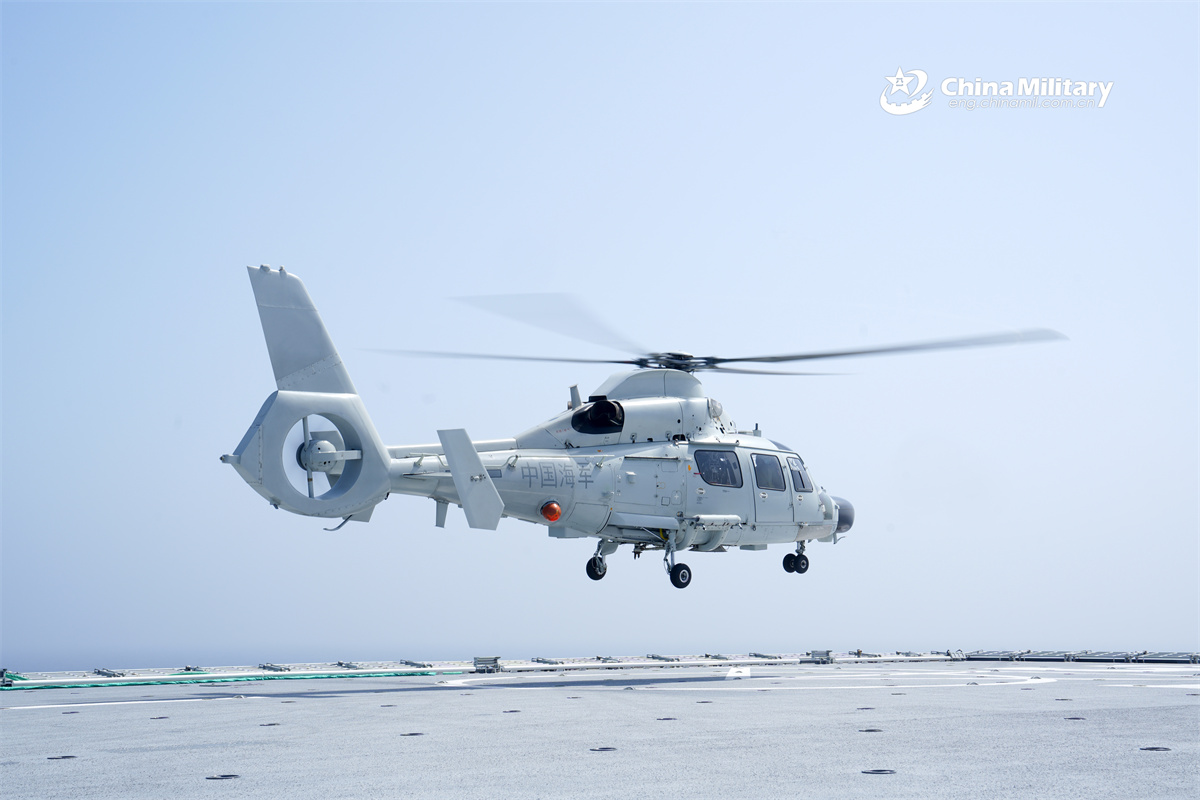 Z-9D Ship-borne helicopters in takeoff and landing training